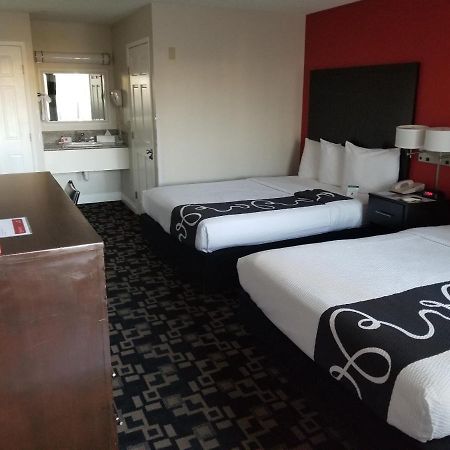 Ramada By Wyndham Oceanside Hotel Bagian luar foto