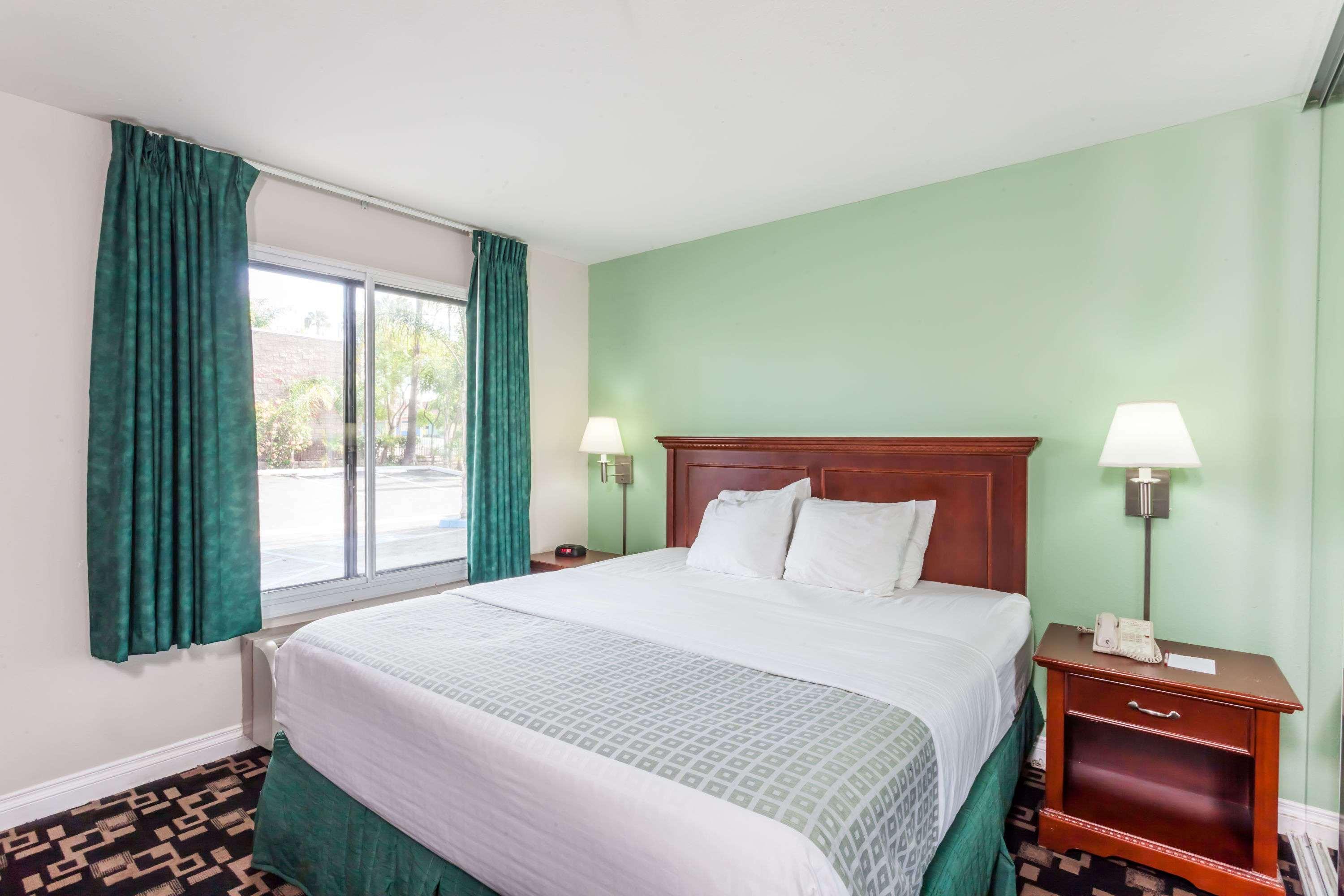 Ramada By Wyndham Oceanside Hotel Bagian luar foto
