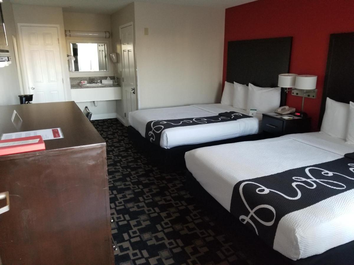 Ramada By Wyndham Oceanside Hotel Bagian luar foto