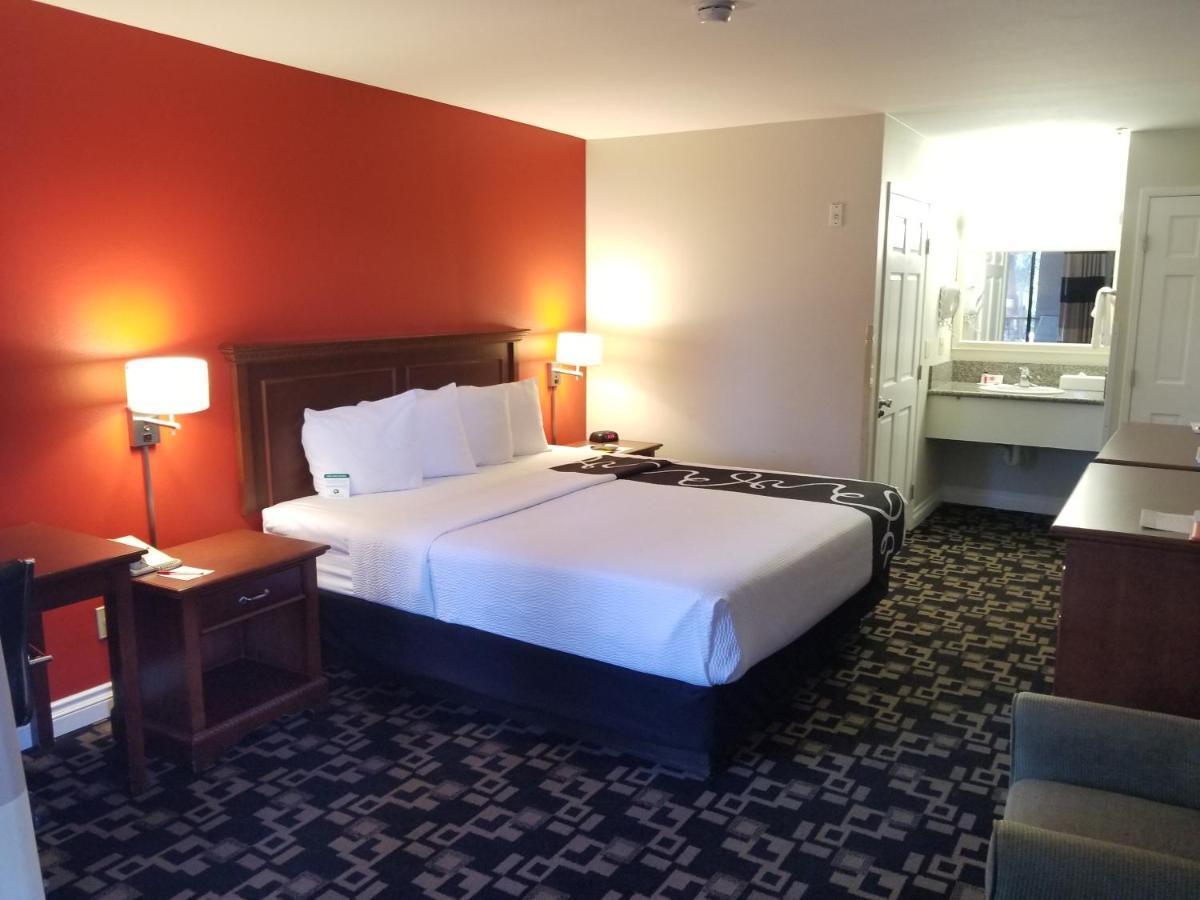 Ramada By Wyndham Oceanside Hotel Bagian luar foto